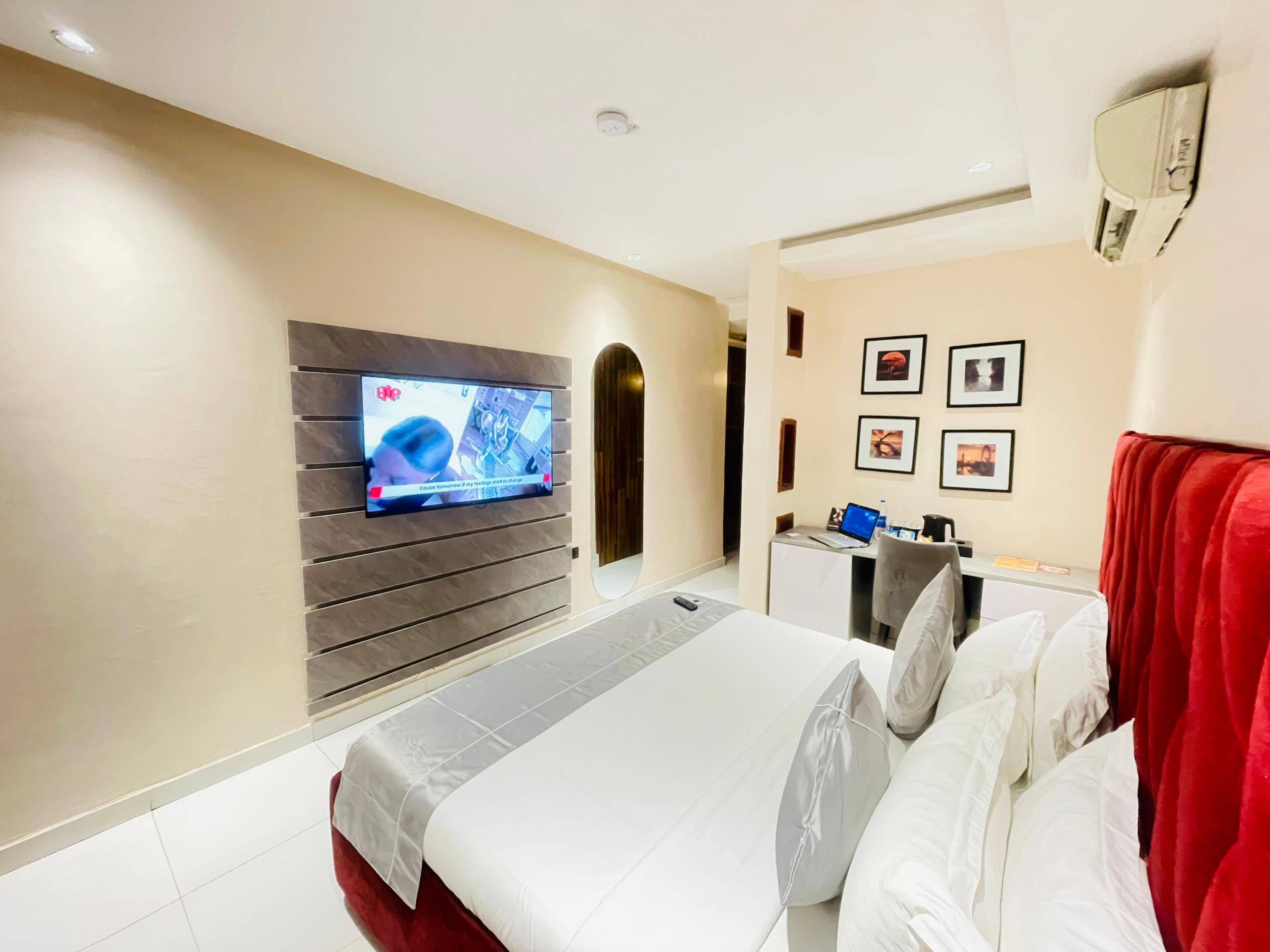 oniruproofloungeexecutiveroom Proof hotel Lounge